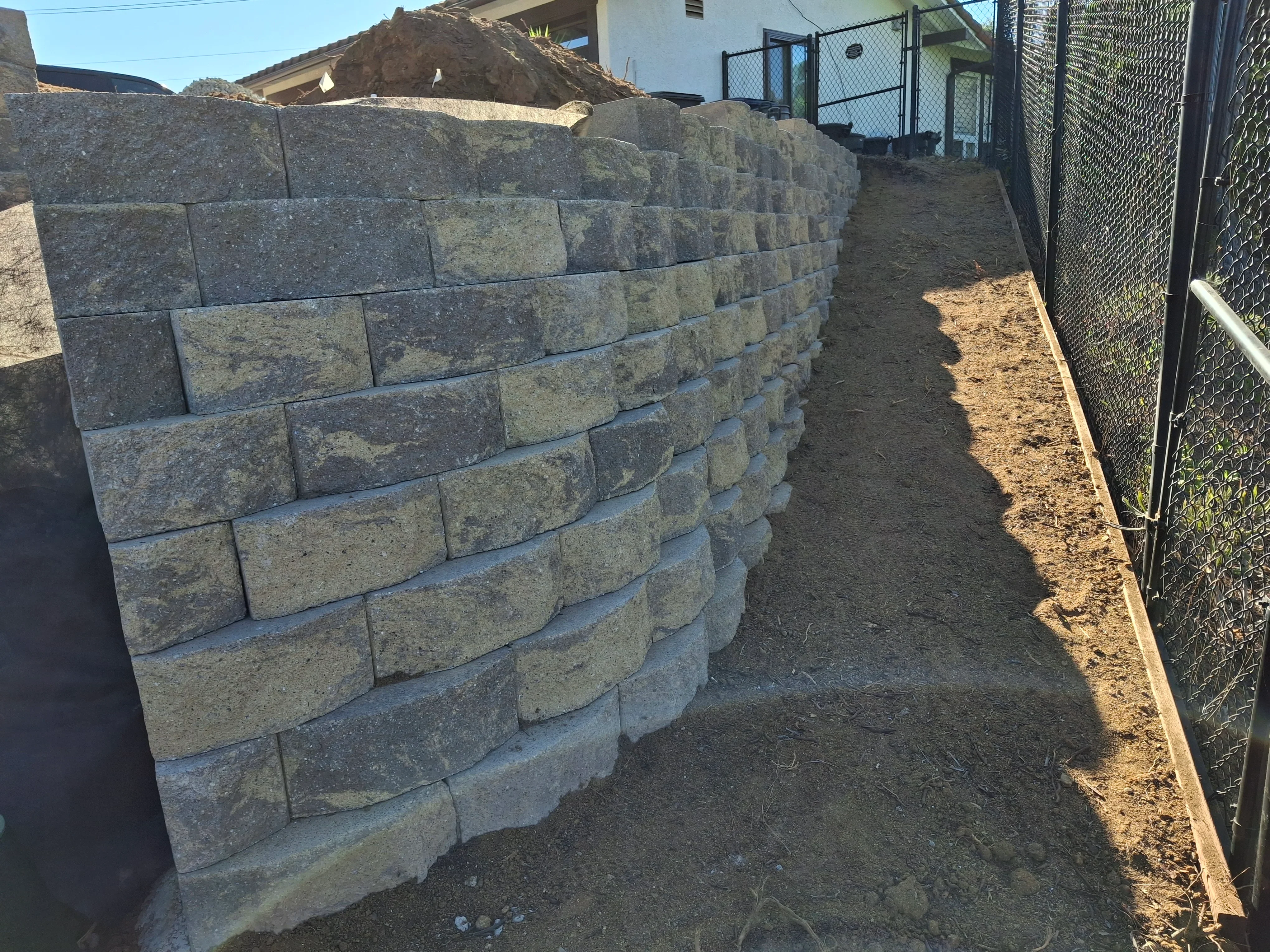 Gray segmental concrete retaining wall with curved design and proper block alignment